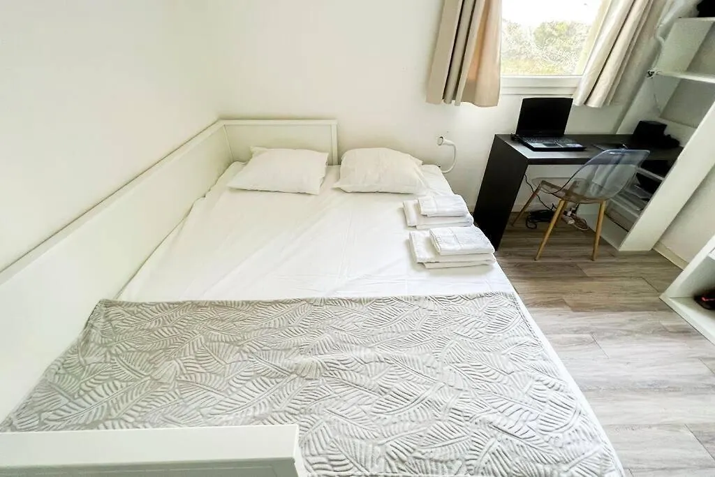 At The Foot Of The Ramparts In A Secure Residence Awinion Apartament