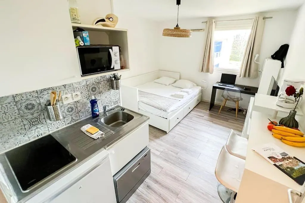 Apartament At The Foot Of The Ramparts In A Secure Residence Awinion Francja